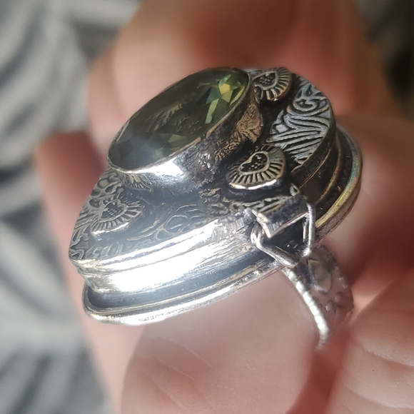 New Tsavorite 925 Silver Hearts Poison Ring. - Picture 8 of 16